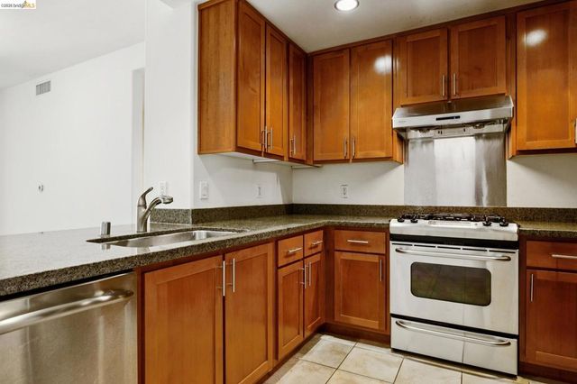 423 7th St 506, Oakland, CA 94607