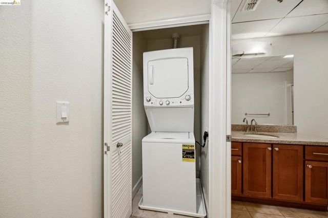 423 7th St 506, Oakland, CA 94607