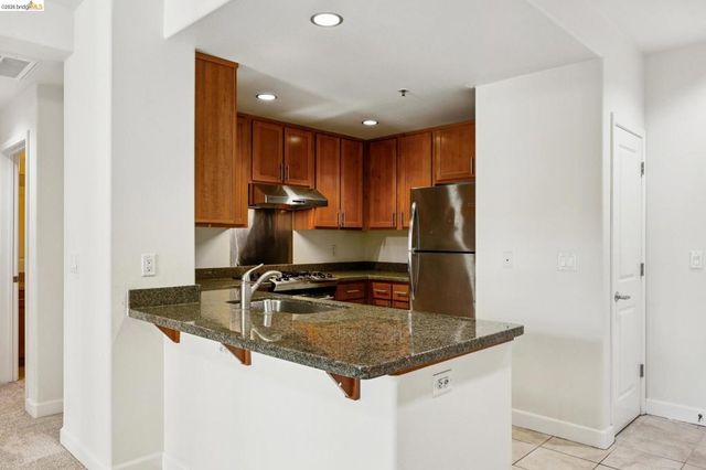 423 7th St 506, Oakland, CA 94607