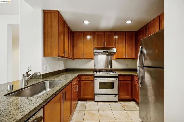 423 7th St 506, Oakland, CA 94607