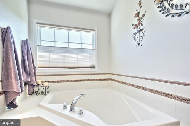 392 ONYX RD, New Oxford, PA 17350