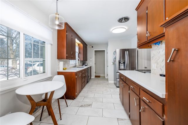 15 Trowbridge Trail, Pittsford, NY 14534