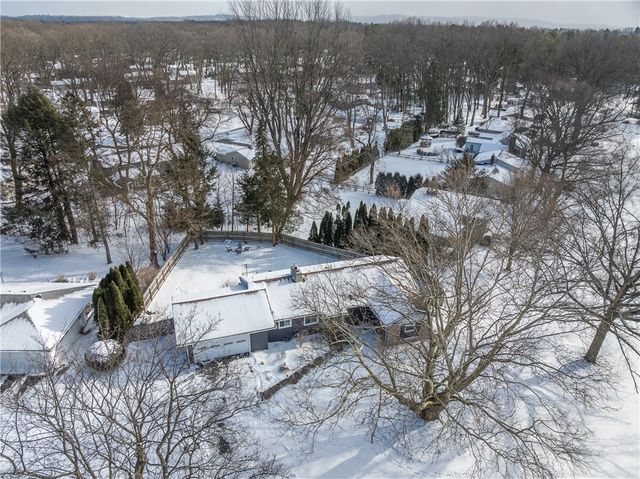 15 Trowbridge Trail, Pittsford, NY 14534