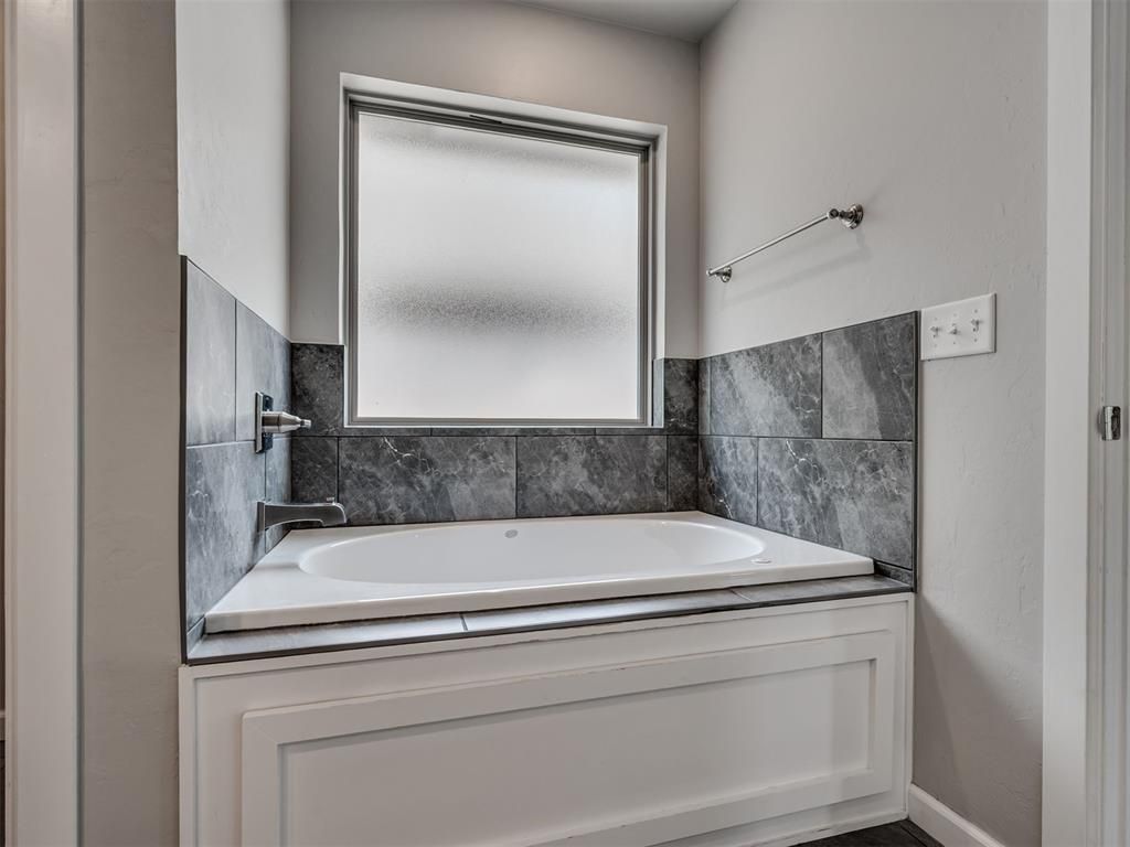 Image 17 of property listing at 8433 Lambert Way, Edmond, OK 73034