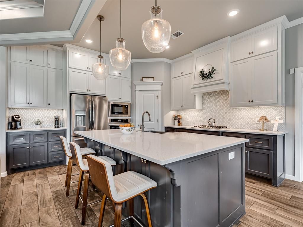 Image 10 of property listing at 8433 Lambert Way, Edmond, OK 73034