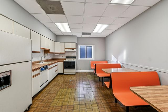 1105 Hawkeye Drive, Hiawatha, IA 52233