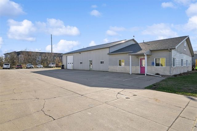 1105 Hawkeye Drive, Hiawatha, IA 52233