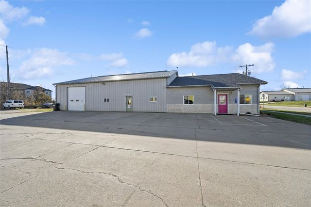 1105 Hawkeye Drive, Hiawatha, IA 52233