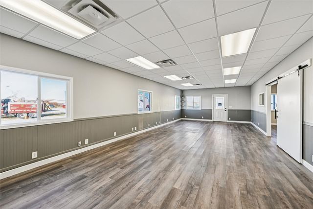 1105 Hawkeye Drive, Hiawatha, IA 52233