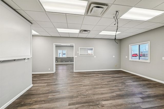 1105 Hawkeye Drive, Hiawatha, IA 52233