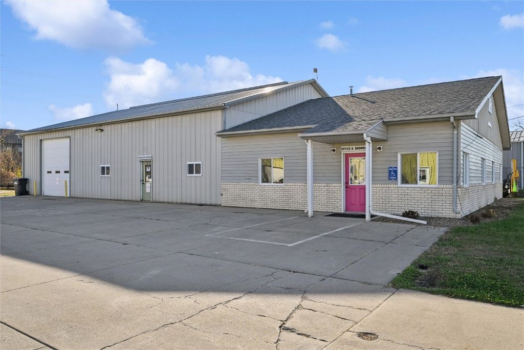 1105 Hawkeye Drive, Hiawatha, IA 52233