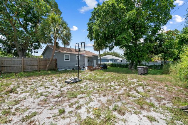 947 43RD Street, West Palm Beach, FL 33407