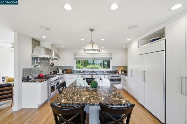 142 Crestview Dr, Orinda, CA 94563