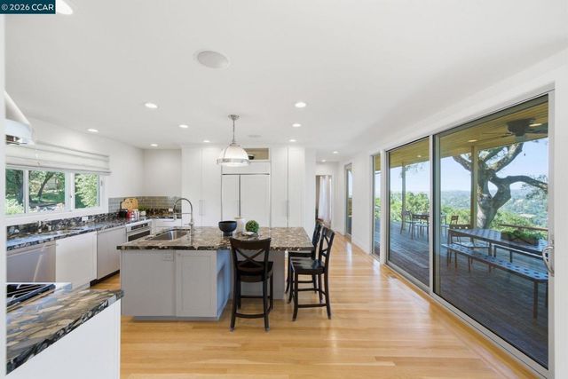 142 Crestview Dr, Orinda, CA 94563