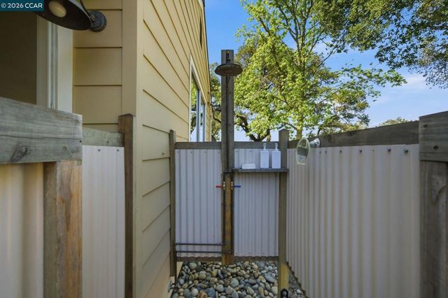 142 Crestview Dr, Orinda, CA 94563