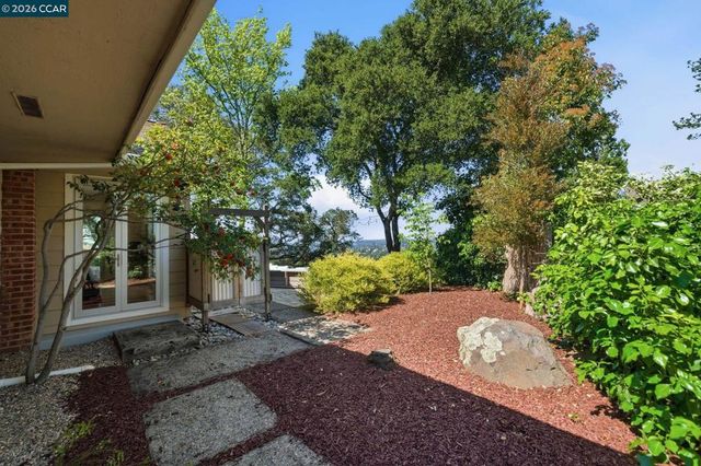 142 Crestview Dr, Orinda, CA 94563