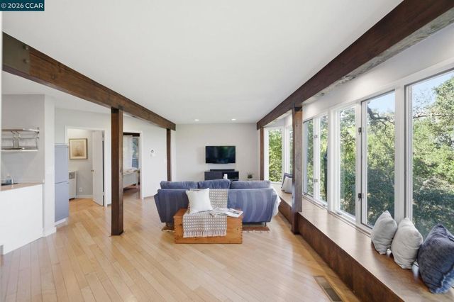 142 Crestview Dr, Orinda, CA 94563