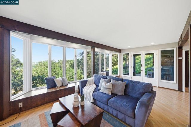 142 Crestview Dr, Orinda, CA 94563