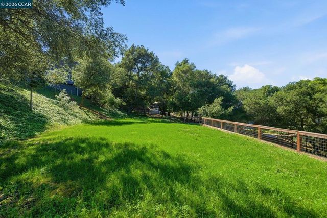 142 Crestview Dr, Orinda, CA 94563