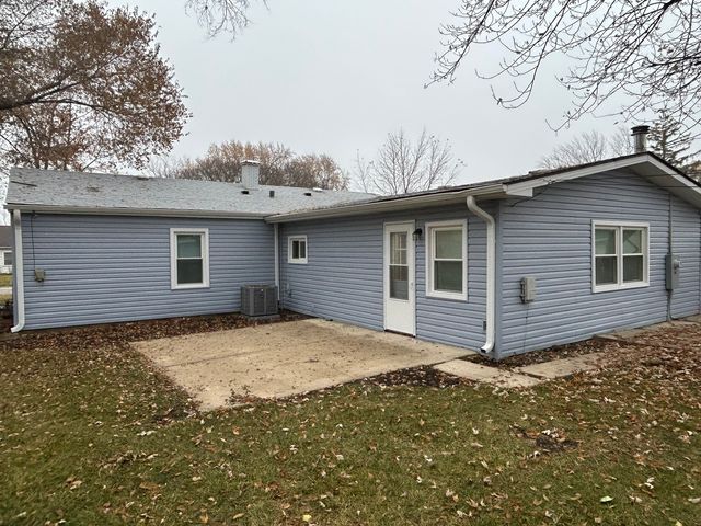 616 Parkside Circle, Streamwood, IL 60107