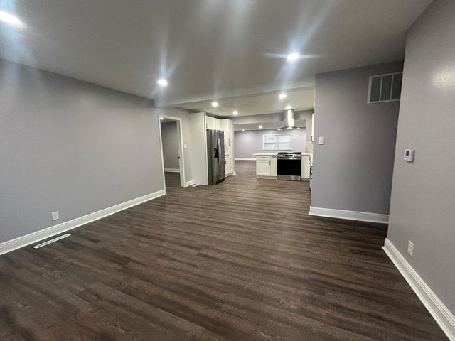 616 Parkside Circle, Streamwood, IL 60107