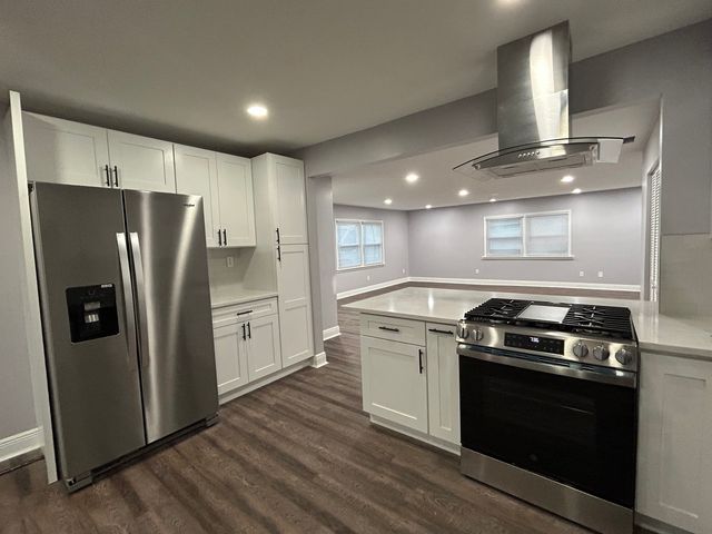 616 Parkside Circle, Streamwood, IL 60107