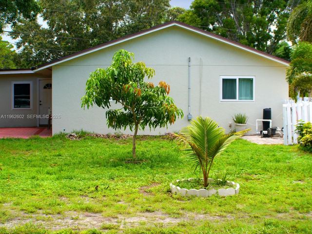 10646 Barn Rd, Lake Worth, FL 33449