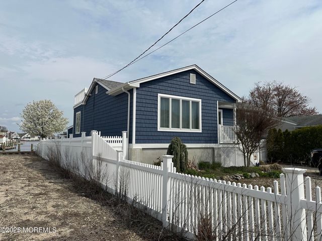 988 Capstan Drive, Forked River, NJ 08731