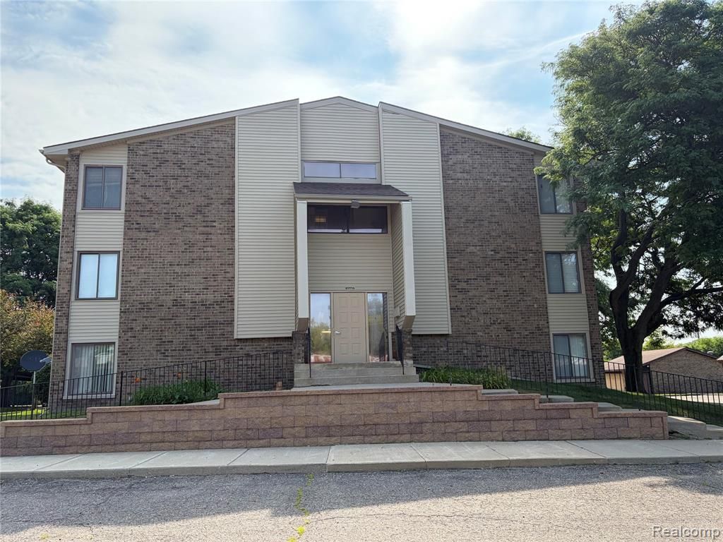 30445 W 14 Mile Road, Farmington Hills, MI 48334