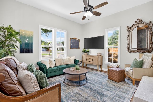 702 W Spring Street, Weatherford, TX 76086