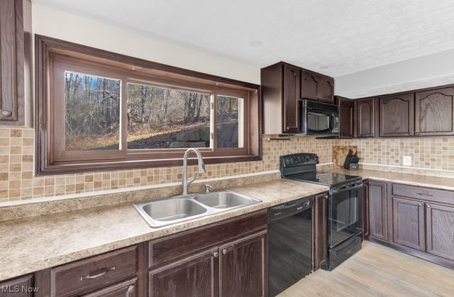 27 Delaware Trail, Malvern, OH 44644