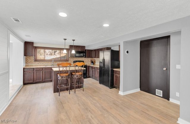 27 Delaware Trail, Malvern, OH 44644