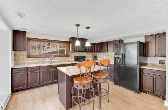 27 Delaware Trail, Malvern, OH 44644