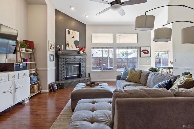 1007 W Saffron Street, Hanford, CA 93230