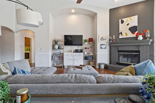 1007 W Saffron Street, Hanford, CA 93230