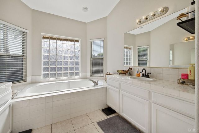 1007 W Saffron Street, Hanford, CA 93230