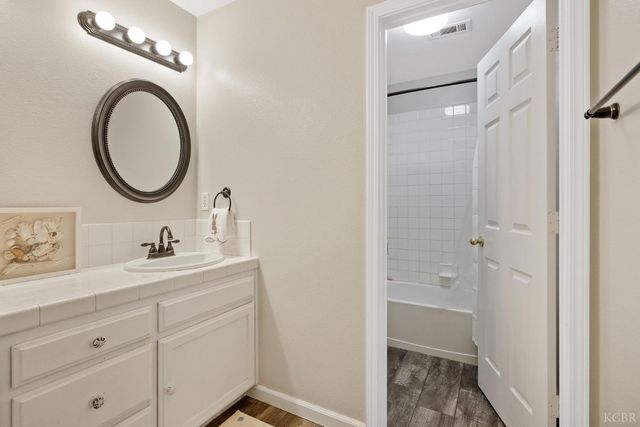 1007 W Saffron Street, Hanford, CA 93230