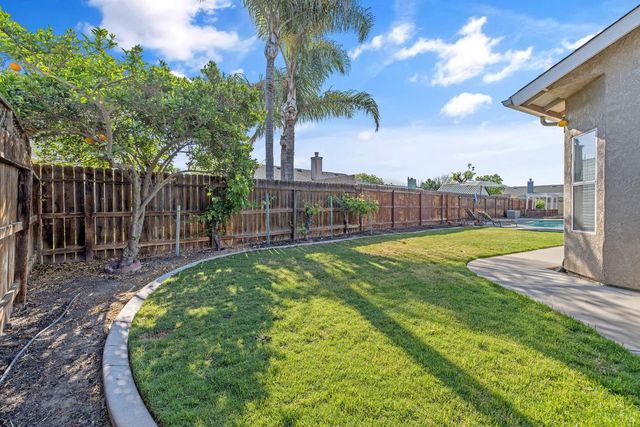 1007 W Saffron Street, Hanford, CA 93230