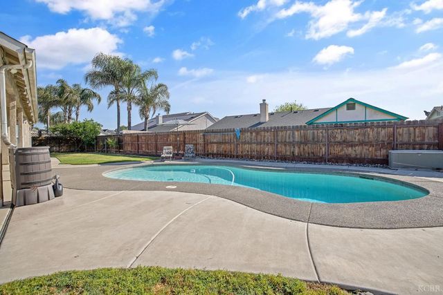 1007 W Saffron Street, Hanford, CA 93230