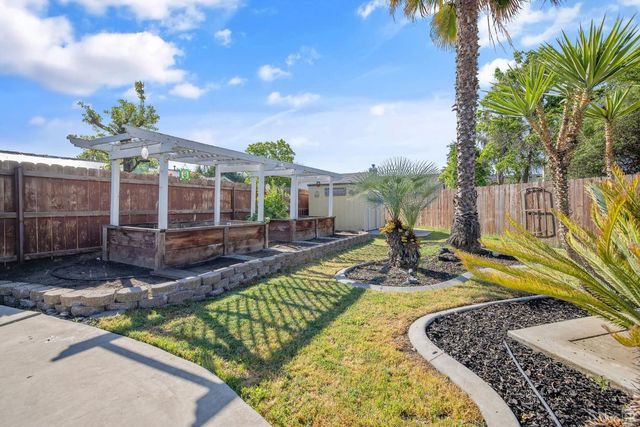 1007 W Saffron Street, Hanford, CA 93230