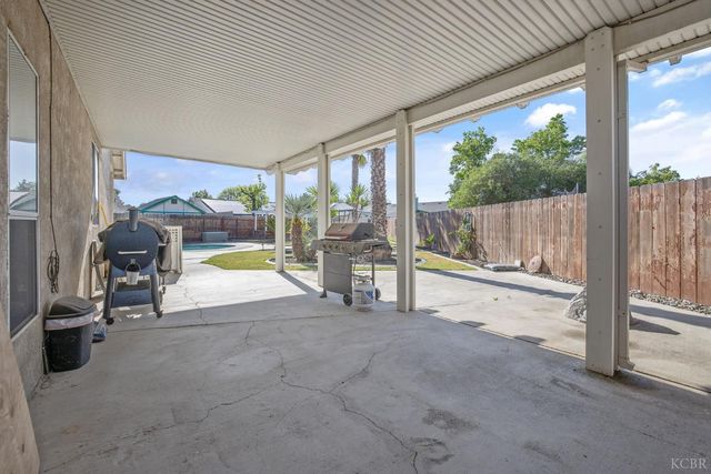 1007 W Saffron Street, Hanford, CA 93230