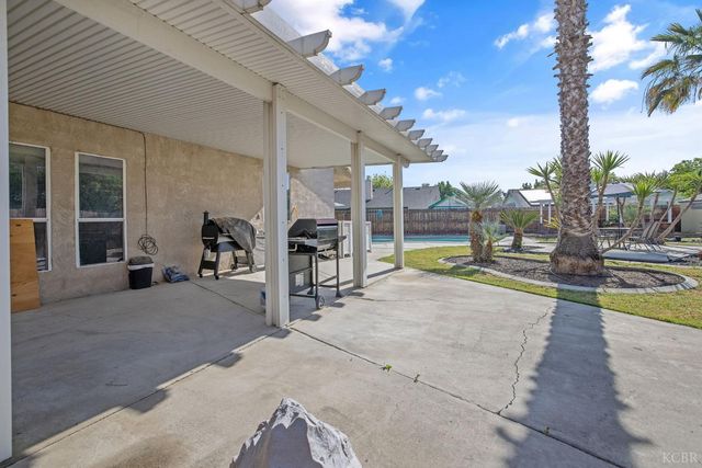 1007 W Saffron Street, Hanford, CA 93230