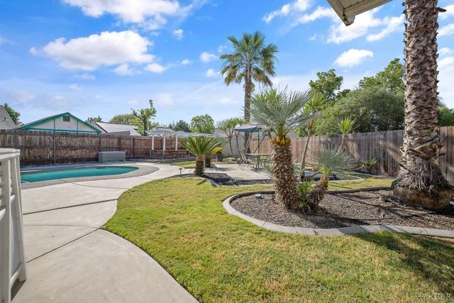 1007 W Saffron Street, Hanford, CA 93230