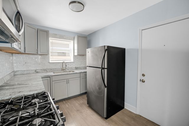 2046 E 72nd Place 2w, Chicago, IL 60649