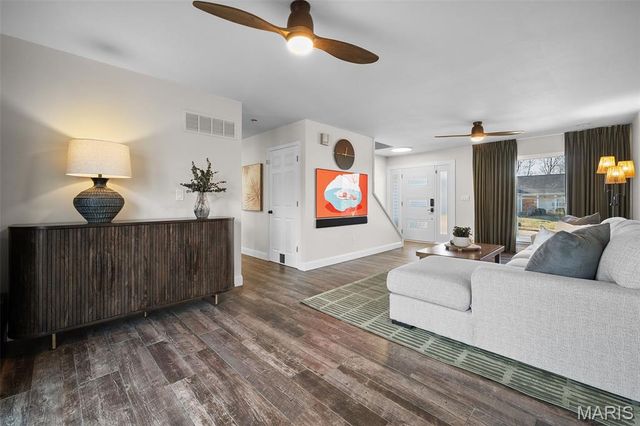 809 Crescent Ridge Drive, Valley Park, MO 63088