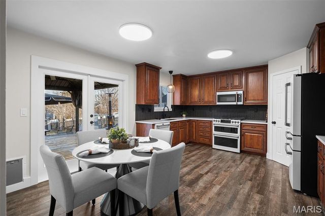 809 Crescent Ridge Drive, Valley Park, MO 63088