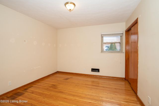 7910 Cedar Brook Dr, Louisville, KY 40219