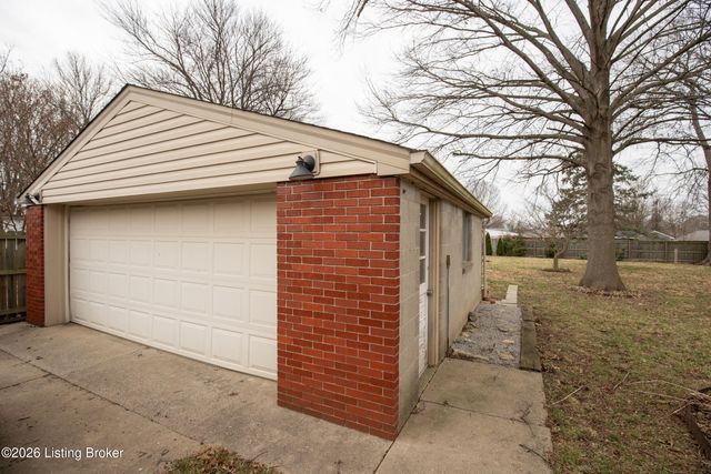 7910 Cedar Brook Dr, Louisville, KY 40219