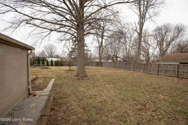 7910 Cedar Brook Dr, Louisville, KY 40219