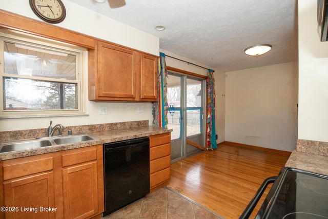 7910 Cedar Brook Dr, Louisville, KY 40219